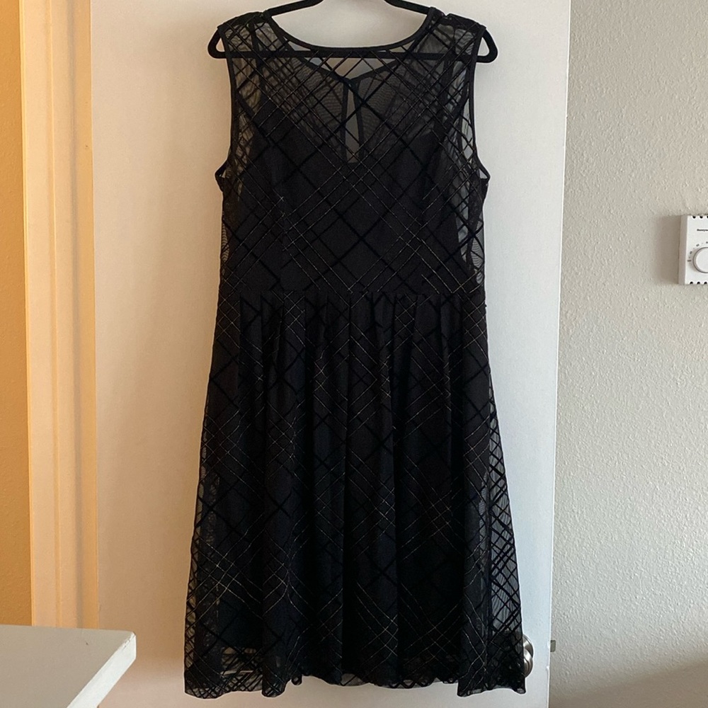 Ellen Tracy-12 cocktail dress with liner. Black & shimmery gold pattern lines.